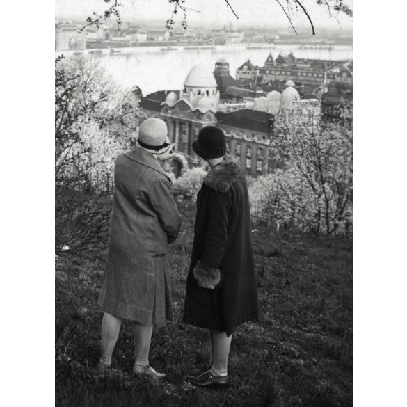 Lágymányosi tavasz, Budapest, Elegáns nők a Gellért-hegyen, Gellért Szálló, Duna, látkép, utcakép, város, Horthy-korszak, helytörténet, 1928., 1920-as évek, Eredeti jelzett képeslap-fotó, papírkép, há