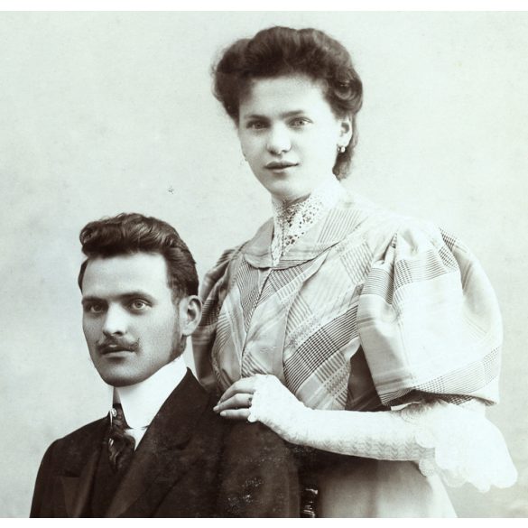 Némethi műterem, Ungvár, Kárpátalja, elegáns házaspár portréja, monarchia, helytörténet, 1907.  1900-as évek, Eredeti, hátulján feliratozott kabinetfotó. 