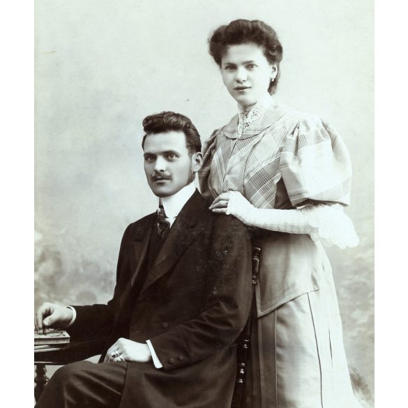 Némethi műterem, Ungvár, Kárpátalja, elegáns házaspár portréja, monarchia, helytörténet, 1907.  1900-as évek, Eredeti, hátulján feliratozott kabinetfotó. 
