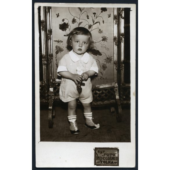 Hideg „Fotó”, Tolna, kisfiú Gyuszika portréja, gyerek, játék, Horthy-korszak,1937, 1930-as évek, Tolna megye, helytörténet. Eredeti fotó, papírkép.  
