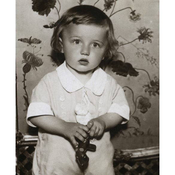 Hideg „Fotó”, Tolna, kisfiú Gyuszika portréja, gyerek, játék, Horthy-korszak,1937, 1930-as évek, Tolna megye, helytörténet. Eredeti fotó, papírkép.  