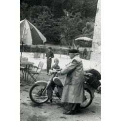   Férfi Berva (Simson?) mopeddel, motor, segédmotor, kirándulás, jármű, közlekedés, szocializmus, 1960-as évek. Eredeti fotó, papírkép. 