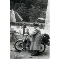   Férfi Berva (Simson?) mopeddel, motor, segédmotor, kirándulás, jármű, közlekedés, szocializmus, 1960-as évek. Eredeti fotó, papírkép. 