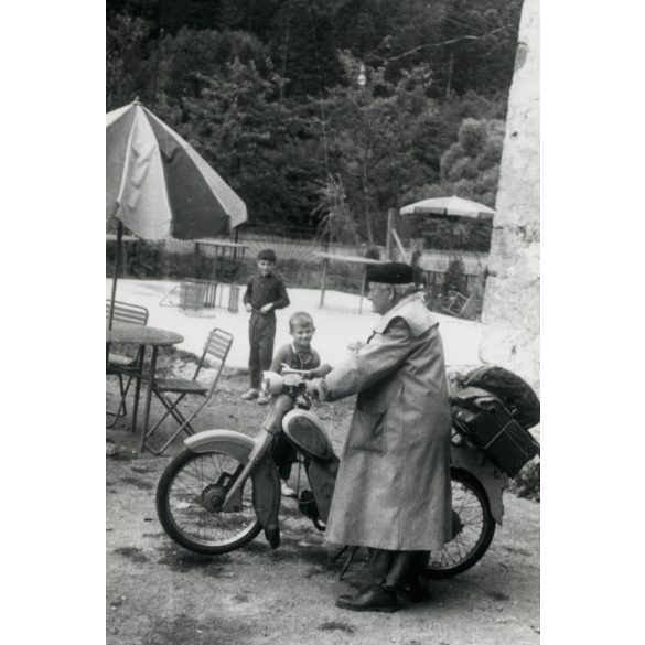 Férfi Berva (Simson?) mopeddel, motor, segédmotor, kirándulás, jármű, közlekedés, szocializmus, 1960-as évek. Eredeti fotó, papírkép. 