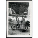 Férfi Berva (Simson?) mopeddel, motor, segédmotor, kirándulás, jármű, közlekedés, szocializmus, 1960-as évek. Eredeti fotó, papírkép. 