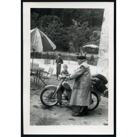 Férfi Berva (Simson?) mopeddel, motor, segédmotor, kirándulás, jármű, közlekedés, szocializmus, 1960-as évek. Eredeti fotó, papírkép. 