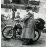 Férfi Berva (Simson?) mopeddel, motor, segédmotor, kirándulás, jármű, közlekedés, szocializmus, 1960-as évek. Eredeti fotó, papírkép. 