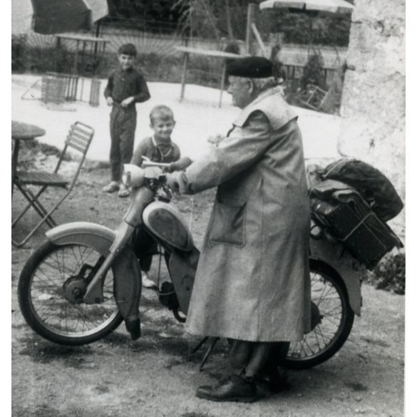 Férfi Berva (Simson?) mopeddel, motor, segédmotor, kirándulás, jármű, közlekedés, szocializmus, 1960-as évek. Eredeti fotó, papírkép. 