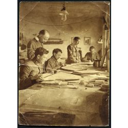   Magyar katonák a dolgozóasztalnál, térképészek (?), 1. világháború, monarchia, 1910-es évek. Eredeti fotó, papírkép, középen gyűrődéssel.  