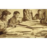 Magyar katonák a dolgozóasztalnál, térképészek (?), 1. világháború, monarchia, 1910-es évek. Eredeti fotó, papírkép, középen gyűrődéssel.  