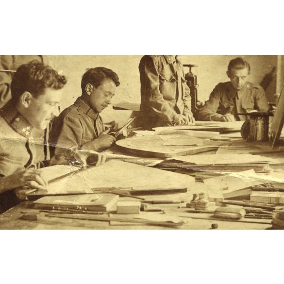 Magyar katonák a dolgozóasztalnál, térképészek (?), 1. világháború, monarchia, 1910-es évek. Eredeti fotó, papírkép, középen gyűrődéssel.  