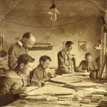 Magyar katonák a dolgozóasztalnál, térképészek (?), 1. világháború, monarchia, 1910-es évek. Eredeti fotó, papírkép, középen gyűrődéssel.  