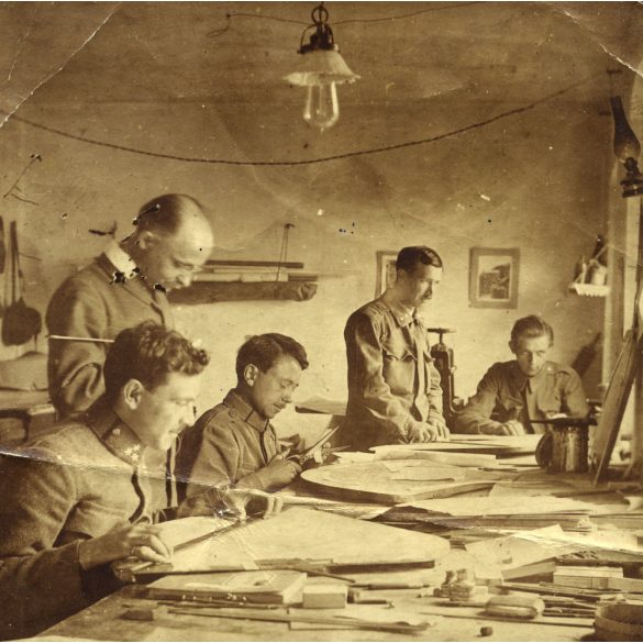 Magyar katonák a dolgozóasztalnál, térképészek (?), 1. világháború, monarchia, 1910-es évek. Eredeti fotó, papírkép, középen gyűrődéssel.  