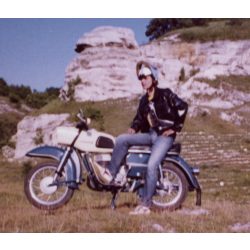   Férfi MZ TROPHY 250-es motorkerékpáron, kirándulás, jármű, közlekedés, szocializmus, 1970-es évek. Eredeti fotó, papírkép.  