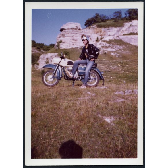 Férfi MZ TROPHY 250-es motorkerékpáron, kirándulás, jármű, közlekedés, szocializmus, 1970-es évek. Eredeti fotó, papírkép.  
