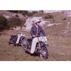   Férfi MZ TROPHY 250-es motorkerékpáron , kirándulás, jármű, közlekedés, farmer, szocializmus, 1970-es évek. Eredeti fotó, papírkép.  
