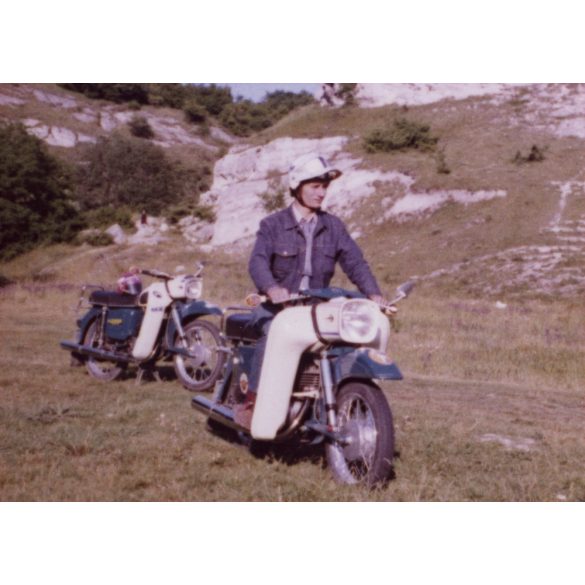 Férfi MZ TROPHY 250-es motorkerékpáron , kirándulás, jármű, közlekedés, farmer, szocializmus, 1970-es évek. Eredeti fotó, papírkép.  