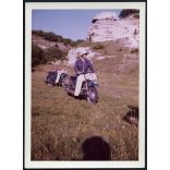 Férfi MZ TROPHY 250-es motorkerékpáron , kirándulás, jármű, közlekedés, farmer, szocializmus, 1970-es évek. Eredeti fotó, papírkép.  