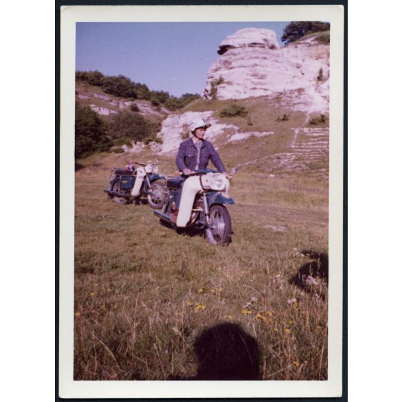 Férfi MZ TROPHY 250-es motorkerékpáron , kirándulás, jármű, közlekedés, farmer, szocializmus, 1970-es évek. Eredeti fotó, papírkép.  