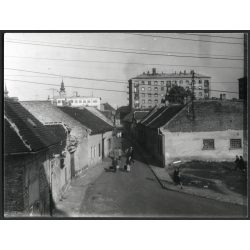   Régi Óbuda, Budapest, földszintes, azóta lebontott házak a Kiscelli és Szőlő utca sarkán, szocializmus, helytörténet 1950-es évek. Eredeti fotó, papírkép.  