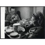 Nagyobb méret, Bürger Gertrud (Magyar Foto), porcelánfigurák festése az Aquincum Porcelángyárban, Óbuda, Budapest, művészet, iparművészet, szocializmus, helytörténet 1950-es évek. Eredeti pecséttel je