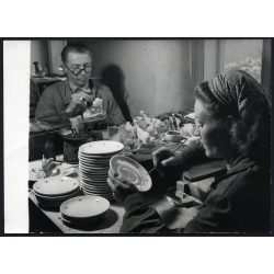   Nagyobb méret, Bürger Gertrud (Magyar Foto), porcelánfigurák festése az Aquincum Porcelángyárban, Óbuda, Budapest, művészet, iparművészet, szocializmus, helytörténet 1950-es évek. Eredeti pecséttel je
