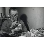 Nagyobb méret, Bürger Gertrud (Magyar Foto), porcelánfigurák festése az Aquincum Porcelángyárban, Óbuda, Budapest, művészet, iparművészet, szocializmus, helytörténet 1950-es évek. Eredeti pecséttel je