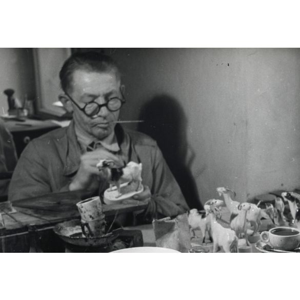 Nagyobb méret, Bürger Gertrud (Magyar Foto), porcelánfigurák festése az Aquincum Porcelángyárban, Óbuda, Budapest, művészet, iparművészet, szocializmus, helytörténet 1950-es évek. Eredeti pecséttel je