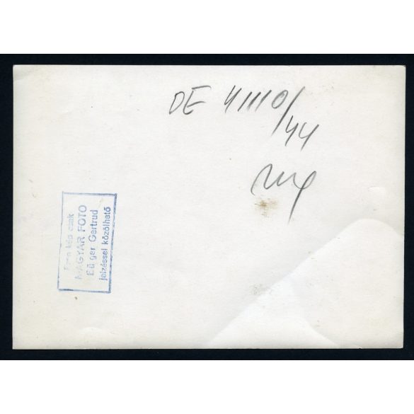 Nagyobb méret, Bürger Gertrud (Magyar Foto), porcelánfigurák festése az Aquincum Porcelángyárban, Óbuda, Budapest, művészet, iparművészet, szocializmus, helytörténet 1950-es évek. Eredeti pecséttel je