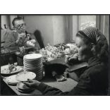 Nagyobb méret, Bürger Gertrud fotója (Magyar Foto), porcelánfigurák festése az Aquincum Porcelángyárban, Óbuda, Budapest, művészet, iparművészet, szocializmus, helytörténet 1950-es évek. Eredeti pecsé