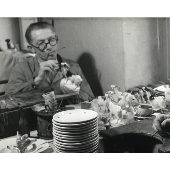Nagyobb méret, Bürger Gertrud fotója (Magyar Foto), porcelánfigurák festése az Aquincum Porcelángyárban, Óbuda, Budapest, művészet, iparművészet, szocializmus, helytörténet 1950-es évek. Eredeti pecsé