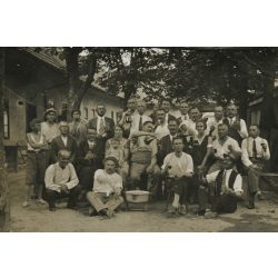   Csoportkép az udvaron, Kalász, Felvidék, baráti társaság jó hangulatban borozgat egy ház udvarán, vicces, Horthy-korszak,  helytörténet, 1933. július 11, 1930-as évek. Eredeti fotó, papírkép.  