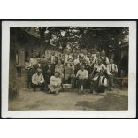 Csoportkép az udvaron, Kalász, Felvidék, baráti társaság jó hangulatban borozgat egy ház udvarán, vicces, Horthy-korszak,  helytörténet, 1933. július 11, 1930-as évek. Eredeti fotó, papírkép.  