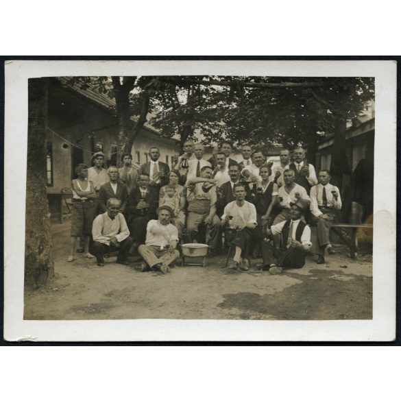 Csoportkép az udvaron, Kalász, Felvidék, baráti társaság jó hangulatban borozgat egy ház udvarán, vicces, Horthy-korszak,  helytörténet, 1933. július 11, 1930-as évek. Eredeti fotó, papírkép.  