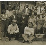 Csoportkép az udvaron, Kalász, Felvidék, baráti társaság jó hangulatban borozgat egy ház udvarán, vicces, Horthy-korszak,  helytörténet, 1933. július 11, 1930-as évek. Eredeti fotó, papírkép.  
