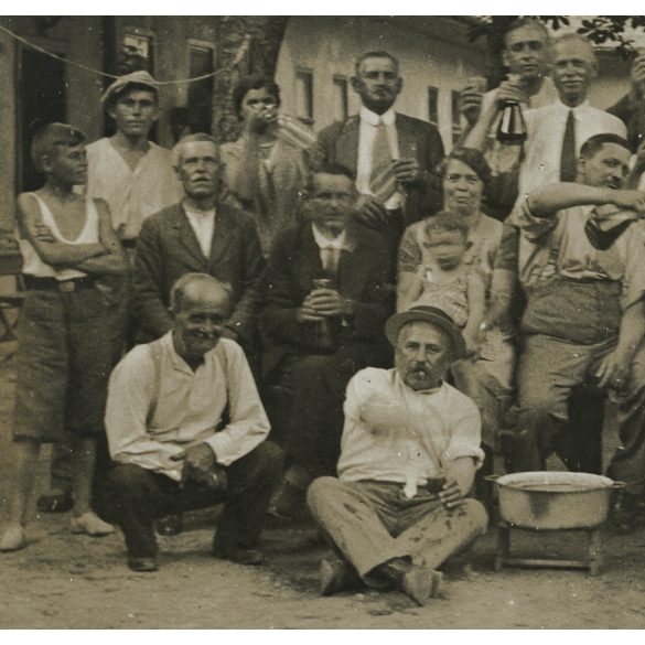 Csoportkép az udvaron, Kalász, Felvidék, baráti társaság jó hangulatban borozgat egy ház udvarán, vicces, Horthy-korszak,  helytörténet, 1933. július 11, 1930-as évek. Eredeti fotó, papírkép.  