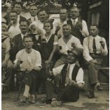 Csoportkép az udvaron, Kalász, Felvidék, baráti társaság jó hangulatban borozgat egy ház udvarán, vicces, Horthy-korszak,  helytörténet, 1933. július 11, 1930-as évek. Eredeti fotó, papírkép.  