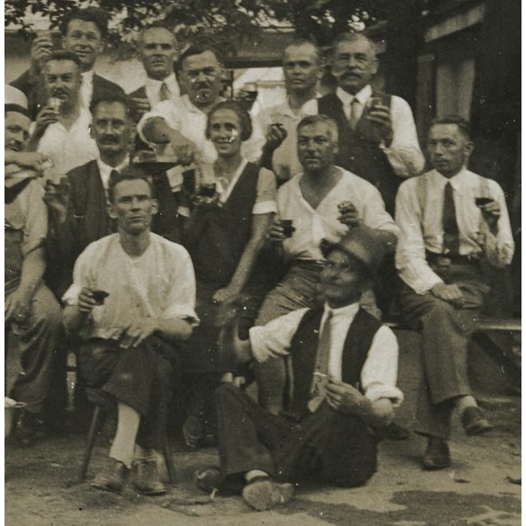 Csoportkép az udvaron, Kalász, Felvidék, baráti társaság jó hangulatban borozgat egy ház udvarán, vicces, Horthy-korszak,  helytörténet, 1933. július 11, 1930-as évek. Eredeti fotó, papírkép.  