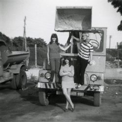   Csinos lányok DUTRA  Frak B1munkagépen, Veszprém, Zil teherautó, jármű, közlekedés, homlokrakodó, szocializmus, helytörténet 1970, 1970-es évek. Eredeti fotó, hátulján feliratozott papírkép. 