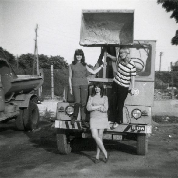 Csinos lányok DUTRA  Frak B1munkagépen, Veszprém, Zil teherautó, jármű, közlekedés, homlokrakodó, szocializmus, helytörténet 1970, 1970-es évek. Eredeti fotó, hátulján feliratozott papírkép. 