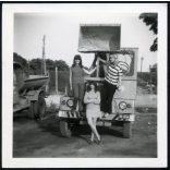 Csinos lányok DUTRA  Frak B1munkagépen, Veszprém, Zil teherautó, jármű, közlekedés, homlokrakodó, szocializmus, helytörténet 1970, 1970-es évek. Eredeti fotó, hátulján feliratozott papírkép. 