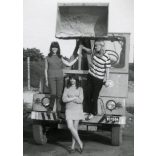 Csinos lányok DUTRA  Frak B1munkagépen, Veszprém, Zil teherautó, jármű, közlekedés, homlokrakodó, szocializmus, helytörténet 1970, 1970-es évek. Eredeti fotó, hátulján feliratozott papírkép. 