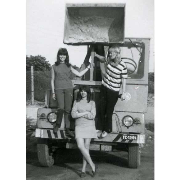 Csinos lányok DUTRA  Frak B1munkagépen, Veszprém, Zil teherautó, jármű, közlekedés, homlokrakodó, szocializmus, helytörténet 1970, 1970-es évek. Eredeti fotó, hátulján feliratozott papírkép. 
