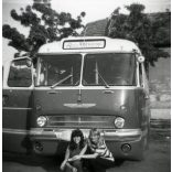 Csinos lányok  Ikarus 66 autóbusz előtt, Veszprém, Ganz Mávag Kisz Bizottság felirat, jármű, közlekedés, szocializmus, helytörténet 1970, 1970-es évek. Eredeti fotó, hátulján feliratozott papírkép.  