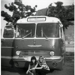   Csinos lányok  Ikarus 66 autóbusz előtt, Veszprém, Ganz Mávag Kisz Bizottság felirat, jármű, közlekedés, szocializmus, helytörténet 1970, 1970-es évek. Eredeti fotó, hátulján feliratozott papírkép.  