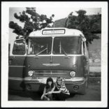 Csinos lányok  Ikarus 66 autóbusz előtt, Veszprém, Ganz Mávag Kisz Bizottság felirat, jármű, közlekedés, szocializmus, helytörténet 1970, 1970-es évek. Eredeti fotó, hátulján feliratozott papírkép.  