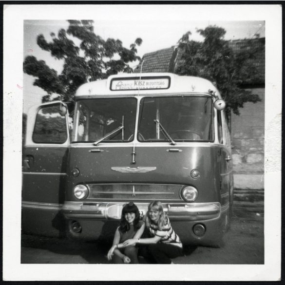 Csinos lányok  Ikarus 66 autóbusz előtt, Veszprém, Ganz Mávag Kisz Bizottság felirat, jármű, közlekedés, szocializmus, helytörténet 1970, 1970-es évek. Eredeti fotó, hátulján feliratozott papírkép.  