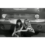 Csinos lányok  Ikarus 66 autóbusz előtt, Veszprém, Ganz Mávag Kisz Bizottság felirat, jármű, közlekedés, szocializmus, helytörténet 1970, 1970-es évek. Eredeti fotó, hátulján feliratozott papírkép.  