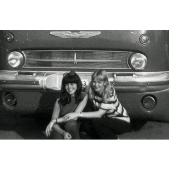 Csinos lányok  Ikarus 66 autóbusz előtt, Veszprém, Ganz Mávag Kisz Bizottság felirat, jármű, közlekedés, szocializmus, helytörténet 1970, 1970-es évek. Eredeti fotó, hátulján feliratozott papírkép.  