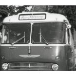 Csinos lányok  Ikarus 66 autóbusz előtt, Veszprém, Ganz Mávag Kisz Bizottság felirat, jármű, közlekedés, szocializmus, helytörténet 1970, 1970-es évek. Eredeti fotó, hátulján feliratozott papírkép.  